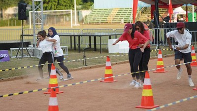 Keseruan Lomba HUT RI Pedagang Sayur-Ojol Vs Pejabat-Artis