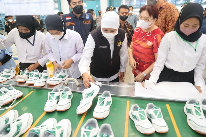 Khofifah Lepas Ekspor 14.150 Pasang Sepatu dari Madiun ke China