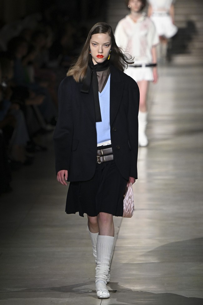 Inilah koleksi terbaru Miu Miu Fall Winter 2023. Foto: Victor VIRGILE/ Getty Images.