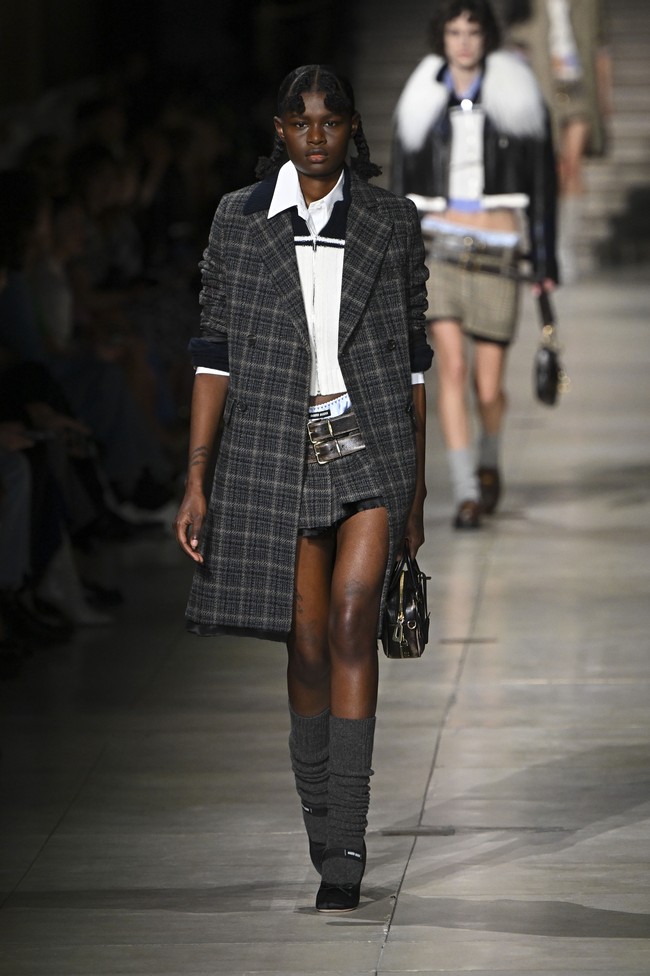 Inilah koleksi terbaru Miu Miu Fall Winter 2023. Foto: Victor VIRGILE/ Getty Images.