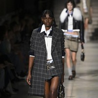 Inilah koleksi terbaru Miu Miu Fall Winter 2023. Foto: Victor VIRGILE/ Getty Images.