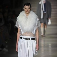 Inilah koleksi terbaru Miu Miu Fall Winter 2023. Foto: Victor VIRGILE/ Getty Images.