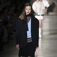 Inilah koleksi terbaru Miu Miu Fall Winter 2023. Foto: Victor VIRGILE/ Getty Images.