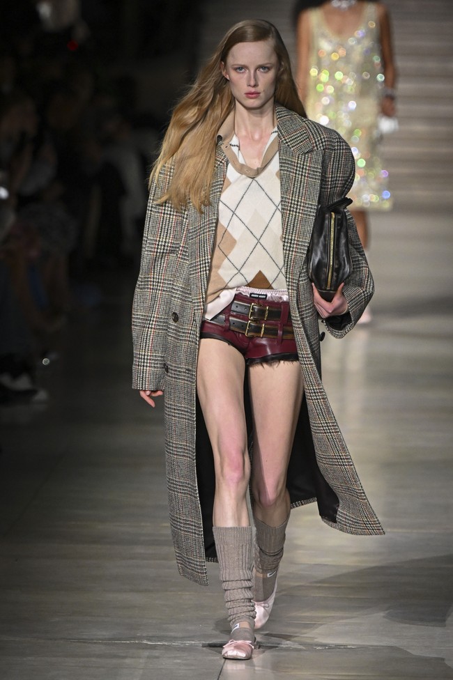Inilah koleksi terbaru Miu Miu Fall Winter 2023. Foto: Victor VIRGILE/ Getty Images.