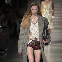 Inilah koleksi terbaru Miu Miu Fall Winter 2023. Foto: Victor VIRGILE/ Getty Images.