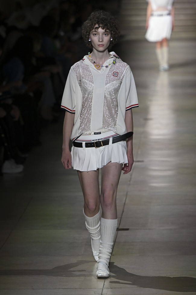 Inilah koleksi terbaru Miu Miu Fall Winter 2023. Foto: Victor VIRGILE/ Getty Images.
