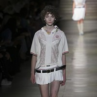 Inilah koleksi terbaru Miu Miu Fall Winter 2023. Foto: Victor VIRGILE/ Getty Images.