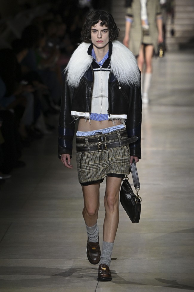 Inilah koleksi terbaru Miu Miu Fall Winter 2023. Foto: Victor VIRGILE/ Getty Images.