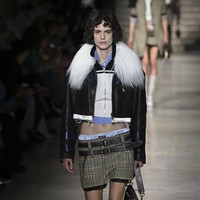 Inilah koleksi terbaru Miu Miu Fall Winter 2023. Foto: Victor VIRGILE/ Getty Images.