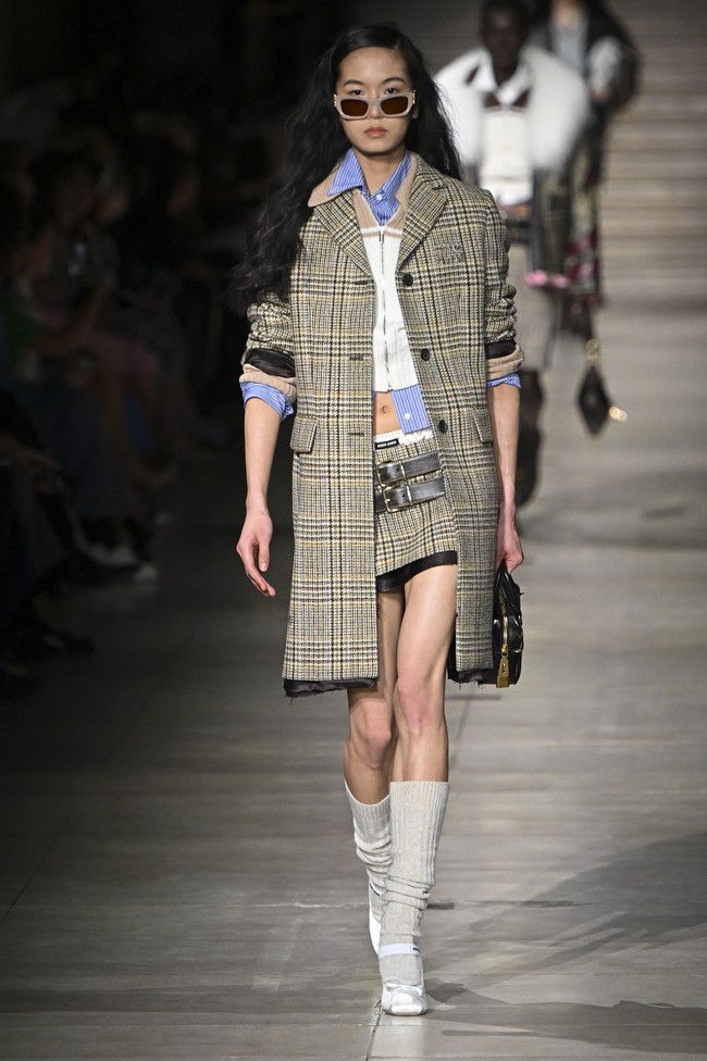 Inilah koleksi terbaru Miu Miu Fall Winter 2023. Foto: Victor VIRGILE/ Getty Images.