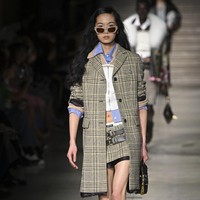 Inilah koleksi terbaru Miu Miu Fall Winter 2023. Foto: Victor VIRGILE/ Getty Images.