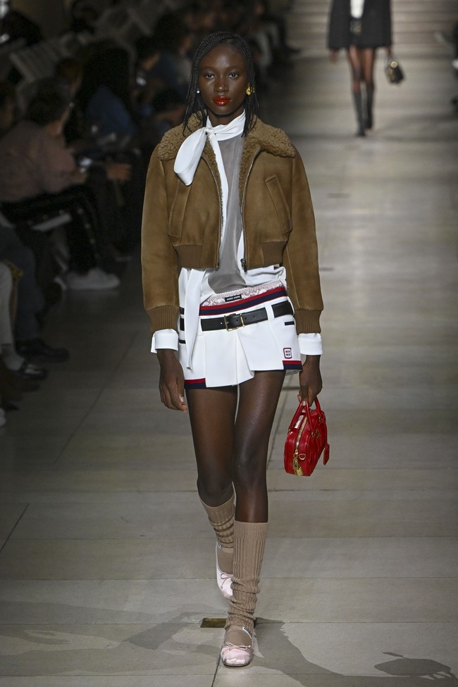 Inilah koleksi terbaru Miu Miu Fall Winter 2023. Foto: Victor VIRGILE/ Getty Images.