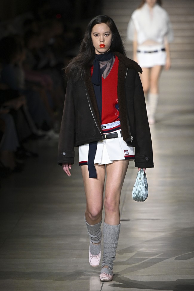 Inilah koleksi terbaru Miu Miu Fall Winter 2023. Foto: Victor VIRGILE/ Getty Images.