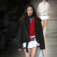 Inilah koleksi terbaru Miu Miu Fall Winter 2023. Foto: Victor VIRGILE/ Getty Images.