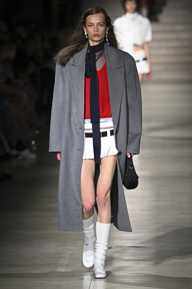 Inilah koleksi terbaru Miu Miu Fall Winter 2023. Foto: Victor VIRGILE/ Getty Images.