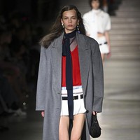 Inilah koleksi terbaru Miu Miu Fall Winter 2023. Foto: Victor VIRGILE/ Getty Images.