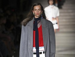 10 Foto Koleksi Miu Miu Musim Dingin 2023, Hadirkan Rok Mikro