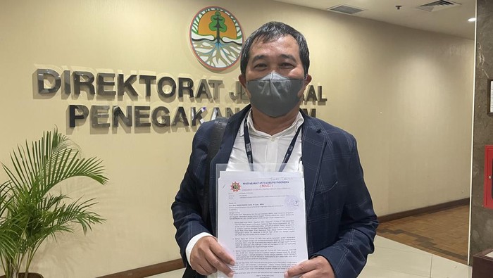 Koordinator MAKI Boyamin Saiman laporkan dugaan penyelundupan limbah B3 di Kepulauan Riau kepada Kementerian Lingkungan Hidup dan Kehutanan.