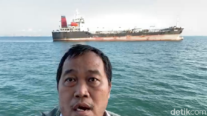 Koordinator MAKI, Boyamin Saiman menemukan kapal yang diduga mengangkut limbah B3 di perairan Kepri.