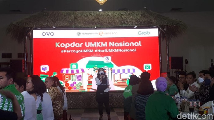 Warga membuat menu makanan ringan di salah satu UMKM Dapur Mak Demplon, Sunter Agung, Jakarta Utara, Minggu (10/4).