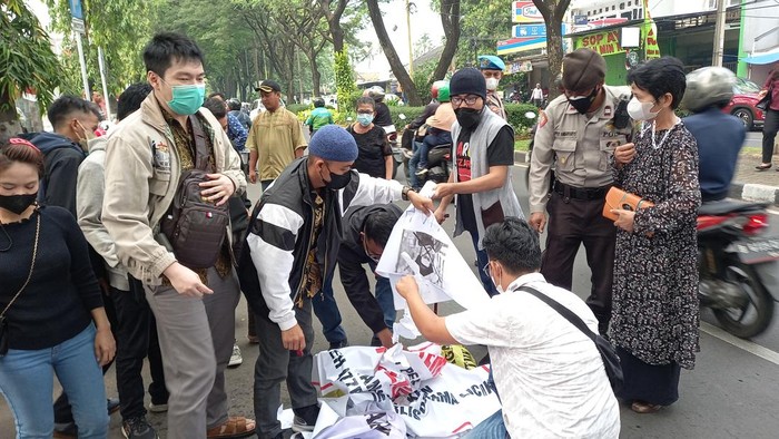 Korban Binomo Geruduk PN Tangerang Minta Indra Kenz Dihukum- Kembalikan uang