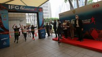 Rizal Ariansyah Direktur Keuangan dan Umum IFG, Bayu Rafisukmawan Direktur Keuangan dan Investasi Jasindo, Direktur Utama PT Jamkrindo Putrama Wahju Setyawan, Robertus Billitea Dirut IFG, Direktur Teknik IFG Rianto Ahmadi melepas pelari saat jumpa pers ajang lari Labuan Bajo Marathon 2022 di Jakarta, Jumat (26/8/2022).