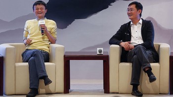 Ma Huateng dalam sebuah acara bersama pendiri Alibaba, Jack Ma. Keduanya sering bersaing sebagai orang terkaya China, walau tetap berteman. Ma Huateng bsendiri ersama beberapa rekannya mendirikan Tencent pada tahun 1998. Perusahaan itu terus merugi pada 3 tahun pertama dan mengandalkan pendanaan dari pemodal. Foto: Getty Images