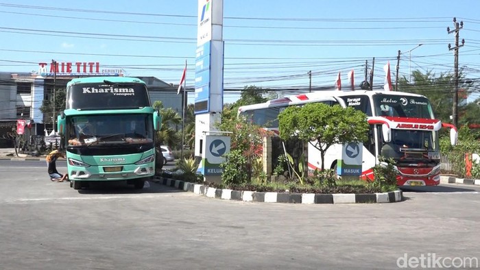 Kondisi antrean sopir di SPBU Jalan Perintis Kemerdekaan Makassar untuk mendapatkan solar.