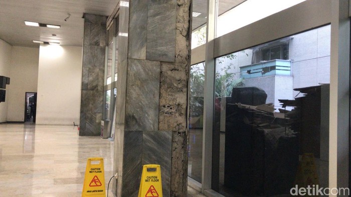 Marmer di salah satu pilar Gedung Nusantara III DPR copot (Firda Cynthia Anggrainy/detikcom).