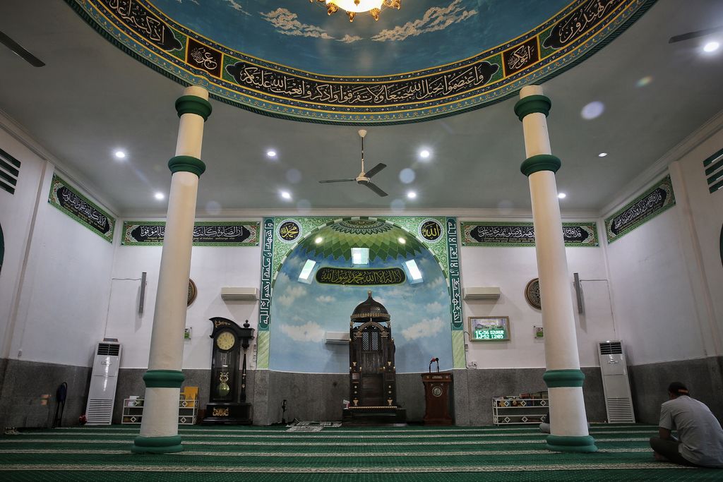 Masjid Jami' Baiturrahim di Tarempa, Kepualauan Anambas.