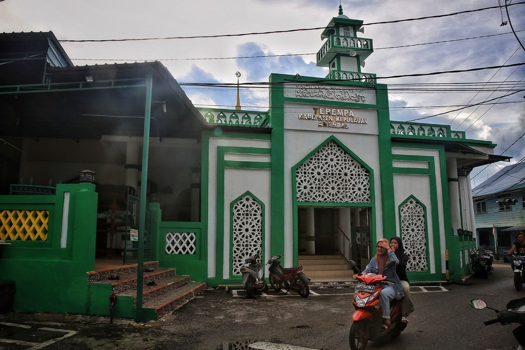 Masjid Jami' Baiturrahim di Tarempa, Kepualauan Anambas.
