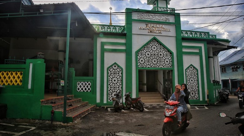 Masjid Jami Baiturrahim di Tarempa, Kepualauan Anambas.