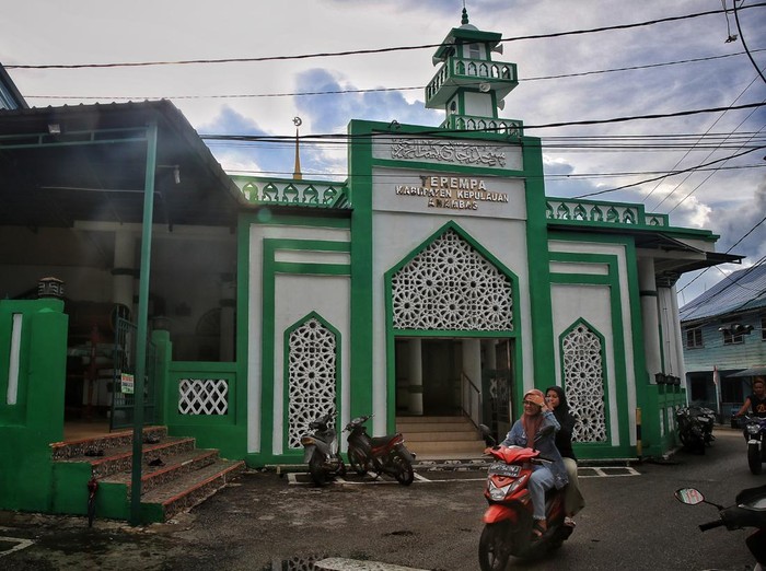 Masjid Jami Baiturrahim di Tarempa, Kepualauan Anambas.