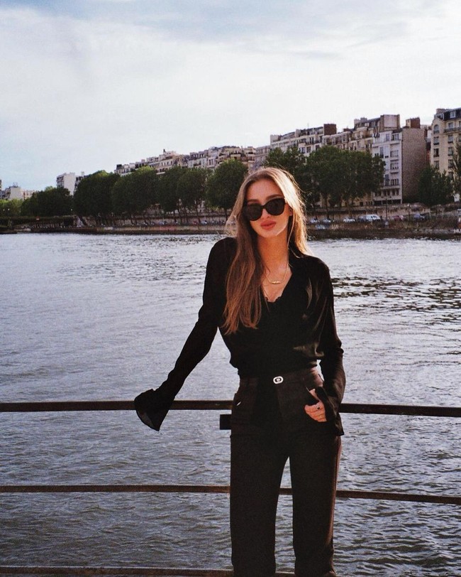 Ia juga sering berkumpul dengan para pewaris fashion lain, salah satunya Marta Ortega Perez. Mathilde juga diketahui tergabung dalam grup perteman dengan orang-orang elite, termasuk anggota kerajaan Monako, Charlotte Casiraghi. Ketiganya pun hobi berkuda.Foto: Instagram Mathilde Pinault