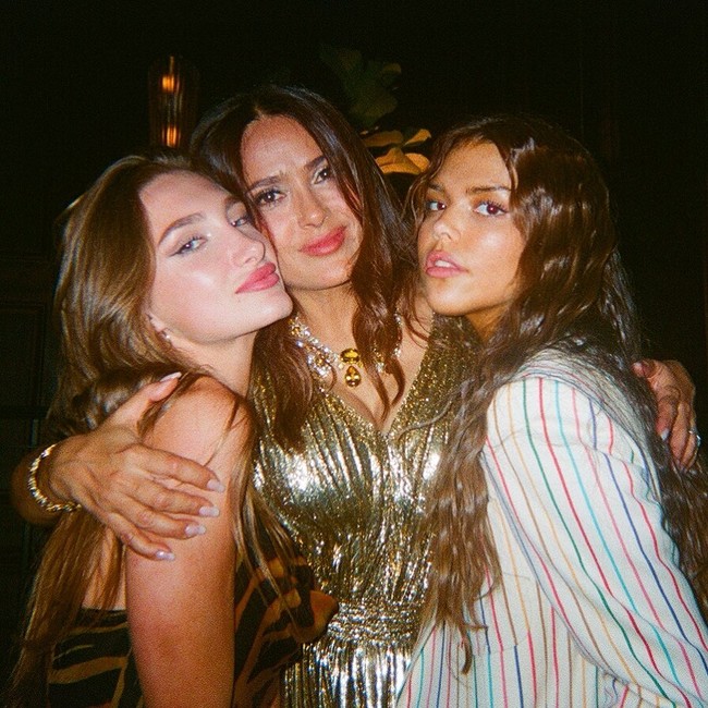 Mathilde mengaku cukup dekat dengan ibu tiri dan dua saudara dari pernikahan kedua ayahnya. Dia membantuku di keseharian. Dia mengajariku soal prioritas. Dia punya sinar yang menenangkanku, katanya mengenai Salma dilansir SCMP.Foto: Instagram @bucuaron