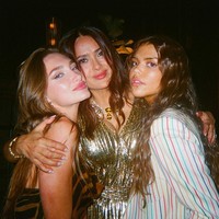 Mathilde mengaku cukup dekat dengan ibu tiri dan dua saudara dari pernikahan kedua ayahnya. Dia membantuku di keseharian. Dia mengajariku soal prioritas. Dia punya sinar yang menenangkanku, katanya mengenai Salma dilansir SCMP.Foto: Instagram @bucuaron