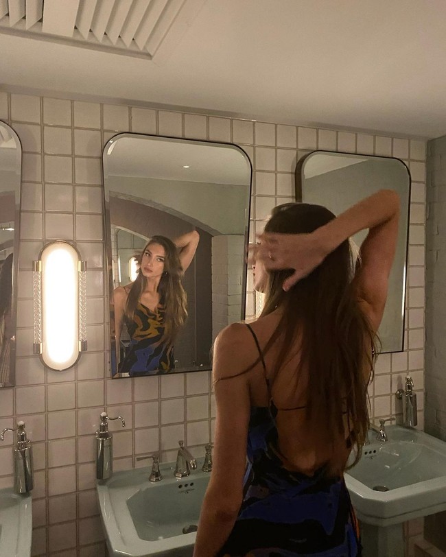 Mathilde Pinault pun tidak hanya mengandalkan warisan keluarga. Ia dikatakan bekerja keras untuk menyelesaikan kuliahnya di bidang Sains Ekonomi dan Sosial di Emlyon Business School, Perancis.Foto: Instagram Mathilde Pinault