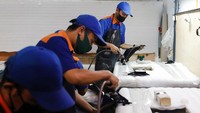 Satu persatu suku cadang dirakit di tempat ini. United E-Motor memasang target produksi motor listrik 500.000 unit per tahun. Target itu untuk mendukung pemerintah dalam mengejar target percepatan kendaraan listrik di Indonesia.
