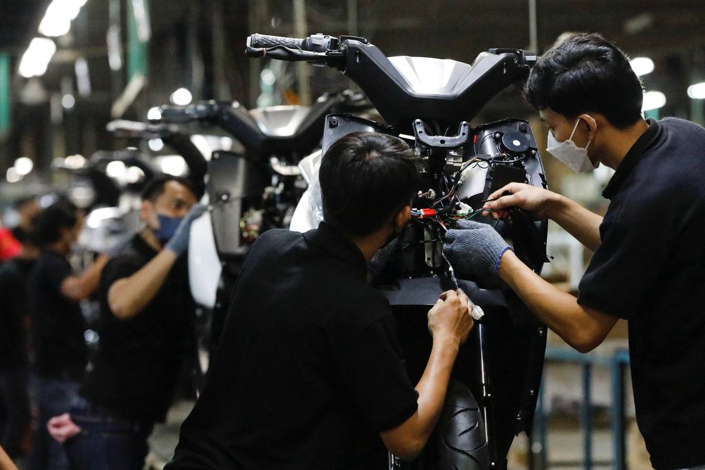 An employee works at the assembly line of an electric motorcycle at the United E-Motor factory in Bogor, near Jakarta, Indonesia, August 25, 2022. REUTERS/Ajeng Dinar Ulfiana