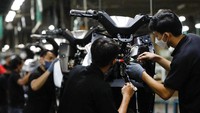 Para teknisi melakukan perakitan dengan cermat. United E-motor menargetkan produksi 500 ribu unit per tahun dapat tercapai pada Juni atau Juli 2023.