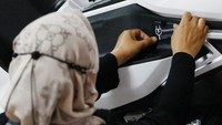 Pekerja melakukan sentuhan akhir pada produksi motor listrik itu. United E-Motor juga menyiapkan stasiun pengisian daya (charging station) mengingat hal ini menjadi salah satu kunci dalam percepatan kendaraan listrik.