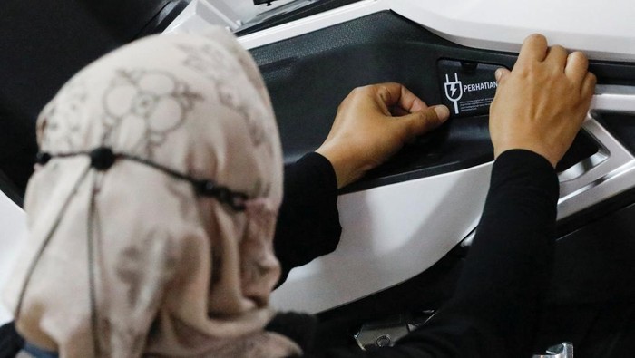 Melihat Perakitan Motor Listrik United E-Motor di Bogor An employee works at the assembly line of an electric motorcycle at the United E-MotorΒ factory in Bogor, near Jakarta, Indonesia, August 25, 2022. REUTERS/Ajeng Dinar Ulfiana