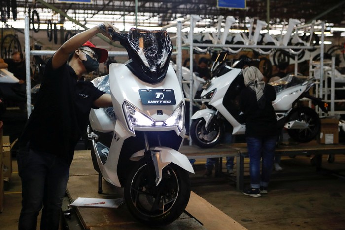 An employee works at the assembly line of an electric motorcycle at the United E-Motor factory in Bogor, near Jakarta, Indonesia, August 25, 2022. REUTERS/Ajeng Dinar Ulfiana