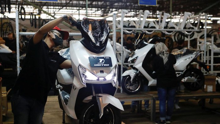 An employee works at the assembly line of an electric motorcycle at the United E-Motor factory in Bogor, near Jakarta, Indonesia, August 25, 2022. REUTERS/Ajeng Dinar Ulfiana