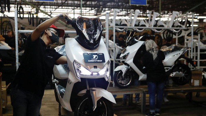 Melihat Perakitan Motor Listrik United E-Motor di Bogor An employee works at the assembly line of an electric motorcycle at the United E-MotorΒ factory in Bogor, near Jakarta, Indonesia, August 25, 2022. REUTERS/Ajeng Dinar Ulfiana