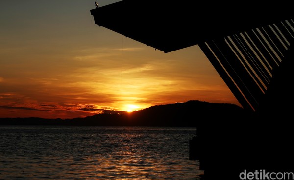 Pagi itu pukul 05.00 WITa, seberkas cahaya jingga mulai terlihat di ufuk timur Pulau Bunaken. (Bonauli/detikcom)