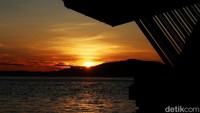 Pagi itu pukul 05.00 WITa, seberkas cahaya jingga mulai terlihat di ufuk timur Pulau Bunaken. (Bonauli/detikcom)