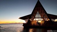 Pemandangan ini makin romantis karena dermaga baru yang dimiliki oleh Bunaken. (Bonauli/detikcom)