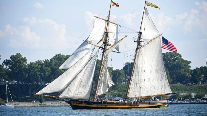 Meriahnya Parade Kapal Pesiar di AS The U.S. Brig Niagara sails through the Presque Isle Channel leading the Parade of Sail, on Thursday, Aug. 25, 2022, that opened the 2022 Tall Ships Erie festival on Presque Isle Bay in Erie, Pa. The U.S. Brig Niagara, one of seven tall ships that took part in the festival, is Erie's flagship, is a working tall ship and is a floating museum that is part of the Pennsylvania Museum Commission. (Christopher Milllette/Erie Times-News via AP)