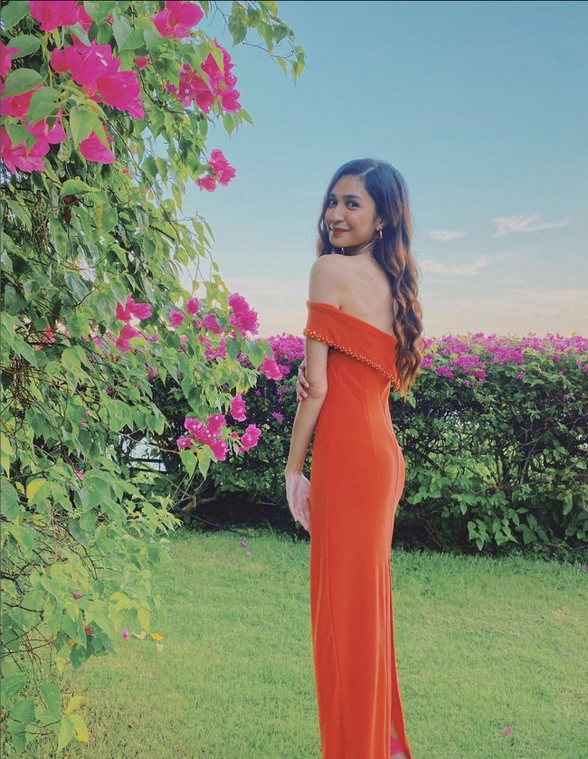 Mikha Tambayong diketahui menjalani diet rendah karbohidrat untuk mendapatkan bentuk tubuhnya yang sekarang. Ia sudah enam tahun tidak makan nasi dan lebih banyak mengonsumsi sayur serta buah. Foto: Instagram/@miktambayong